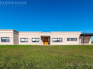 Casa · 262m² · 4 Ambientes · 1 Cochera · Casa de Categoría Premium en Chacras de La Trinidad en Cañuelas