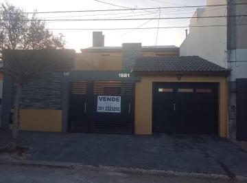 Casa · 260m² · 5 Ambientes · 2 Cocheras · Oportunidad Casa en Venta! Apta Crédito!