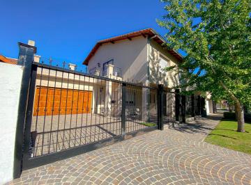 Casa de 7 ambientes, Morón · Casa con 4 Dorm. Playroom y Jardin en Castelar