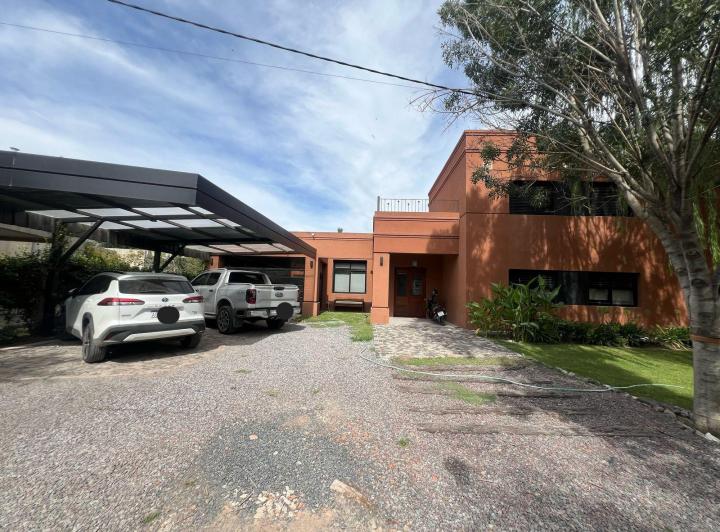 Casa · 320m² · 4 Ambientes · 2 Cocheras