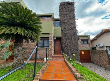 Casa de 6 ambientes, Morón · Casa 6 Ambientes en Parque y Pileta en Castelar