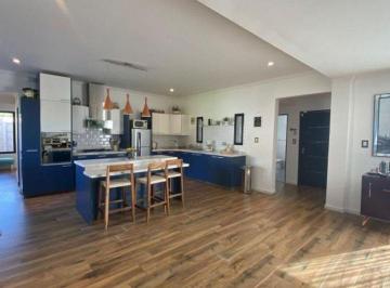 Casa · 303m² · 4 Ambientes · 2 Cocheras · Alquiler Casa Usd 2.000. 4 Amb