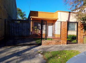 Casa de 5 ambientes, Lomas de Zamora · Casa de 5 Ambientes con Parque y Garage - Llavallol