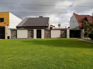 Casa de 5 ambientes, La Plata · Casa de Categoría en Alquiler - Villa Elisa