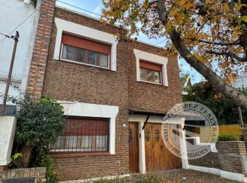 PH · 130m² · 4 Ambientes · 1 Cochera · PH Al Frente 4/5 Amb. con Doble Entrada, Jardin y Parrilla