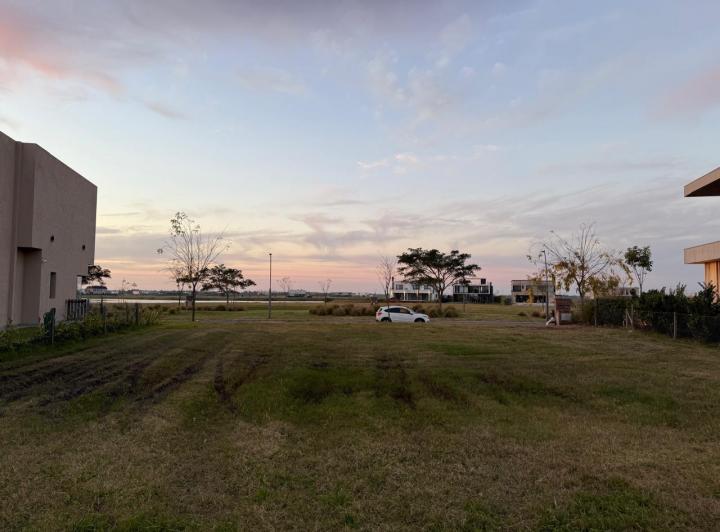 Terreno · 884m²