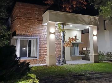 Casa de 10 ambientes, Chascomús · Casa 320 m², Golf Chascomús Country Club, Chascomús, Provincia de Buenos Aires.