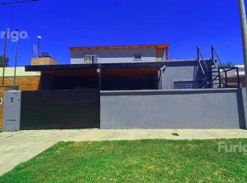 Casa · 142m² · 4 Dormitorios · 2 Cocheras · Casa en Perez