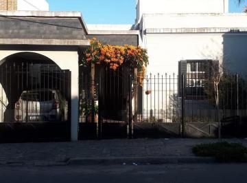 Casa · 150m² · 5 Ambientes · 1 Cochera · Venta - Casa 5 Amb. con Patio y Cochera - Apto Permuta!