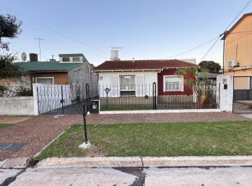 Casa de 5 ambientes, Berazategui · Casa 5 Ambientes con 4 Cocheras, Jardin Al Frente y Patio en Venta