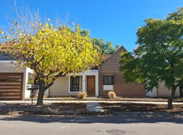 Casa · 221m² · 8 Ambientes · 2 Cocheras · Casa en Venta en Barrio Raiz I - Las Heras