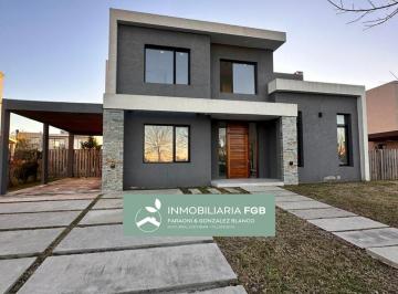 Casa · 220m² · 5 Ambientes · 6 Cocheras · Casa en Venta en Barrio Puerto | El Cantón | 4 Dorm. | Pileta | Garage Cubierto | Terraza | Fi