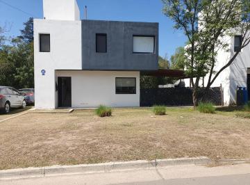 Casa · 140m² · 4 Ambientes · 2 Cocheras · Venta Casa Housing La Reserva Village Villa Warcalde