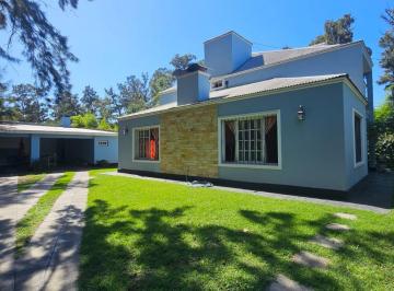 Casa · 243m² · 7 Ambientes · 3 Cocheras · Venta Casa con Pileta - Zona Residencial a 2 Cuadras Colectora Acceso Oeste - Moreno