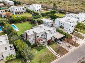 Casa · 225m² · 7 Ambientes · 2 Cocheras · Lote Interno El Encuentro