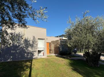 Casa de 6 ambientes, Maipú · Casa en Venta – Barrio Privado – Maipú – 500 m²