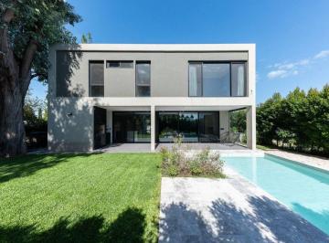 Casa · 240m² · 5 Ambientes · 6 Cocheras · Venta Casa 5 Ambientes en San Ramon Pilar del Este
