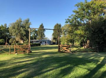 Quinta vacacional · 212m² · 3 Dormitorios · Casa Quinta con Pileta, Quincho y Terreno Amplio!