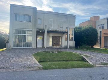 Casa · 5 Ambientes · 1 Cochera · Casa en Venta