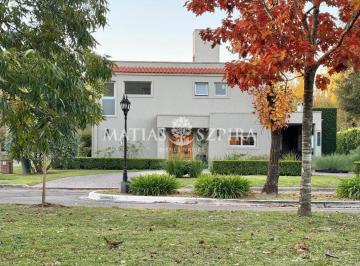Casa · 204m² · 4 Ambientes · 1 Cochera · Casa en Venta 4 Ambientes en El Resuello Refaccionada a Nuevo