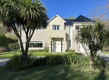Casa · 320m² · 5 Ambientes · 2 Cocheras · Casa en Venta en Rumenco