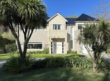 Casa · 320m² · 5 Ambientes · 2 Cocheras · Casa en Venta en Rumenco
