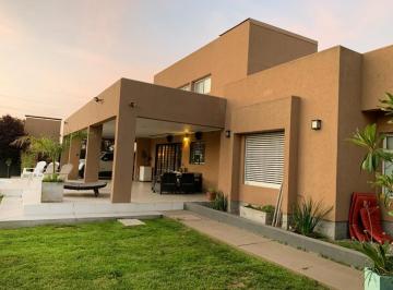 Casa · 284m² · 6 Ambientes · 1 Cochera · Casa - General Pico