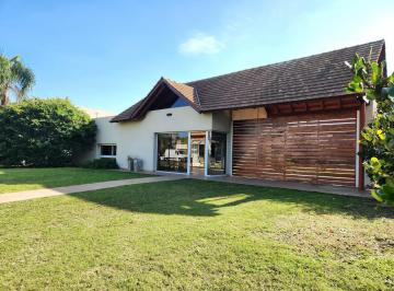 Casa · 165m² · 5 Ambientes · 2 Cocheras · Casa de 3/4 Dorm. en San Marino - Funes Hills
