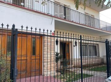 Casa · 300m² · 12 Ambientes · 1 Cochera · Openhouse Inmobiliaria Alquila Espléndida Casa en Barrio Bombal.