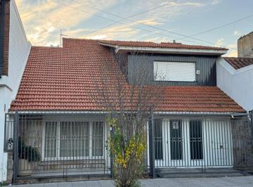 Casa · 175m² · 4 Ambientes · 1 Cochera · Funes 2400