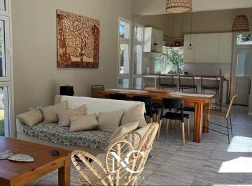 Casa · 142m² · 4 Ambientes · Casa en Alquiler en Costa Esmeralda