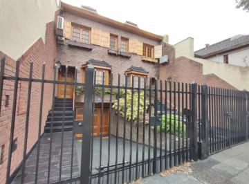 Casa de 5 ambientes, Parque Chacabuco · Fantástico Triplex con Verde - Piscina - Quincho - Cochera