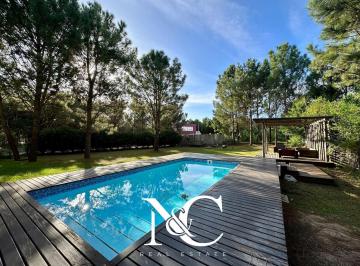 Casa · 285m² · 5 Ambientes · 2 Cocheras · Casa en Venta en Costa Esmeralda, Golf II