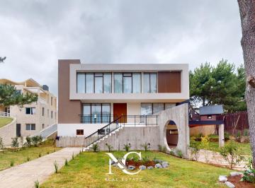 Casa · 550m² · 7 Ambientes · 4 Cocheras · Casa en Venta en Costa Esmeralda