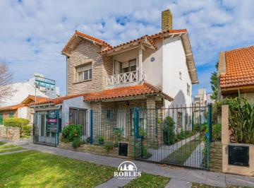Casa · 210m² · 5 Ambientes · Chalet en El Barrio Punta Mogotes.