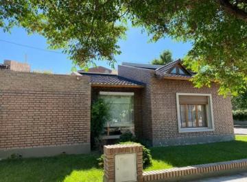 Casa · 210m² · 3 Ambientes · 1 Cochera · Rio Negro. Cipolletti. Venta. Casa en Planta Baja 3 Dorm. (Suite)