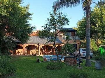 Quinta vacacional · 191m² · 4 Dormitorios · 1 Cochera · Venta Casa Quinta Sobre Peron Amplio Lote C Pileta