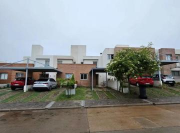 Casa · 120m² · 2 Dormitorios · 1 Cochera · Hermoso Dúplex en Housing de Manantiales