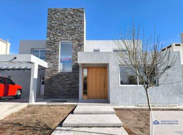 Casa de 6 ambientes, Maipú · Casa en Alquiler de 3 Dorm. C/ Cochera en Maipú