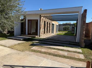 Casa de 7 ambientes, Lunlunta · Hermosa Casa en Barrio Semi Privado en Lulunta a Estrenar