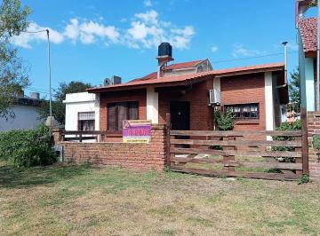 Casa de 3 ambientes, Mar de Ajó · Chalet en PH con Amplio Fondo y Gas Natural–a 4 Cuadras del Mar