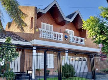 Casa · 484m² · 6 Ambientes · 2 Cocheras · Chalet 6 Ambientes en Venta en Hermosa Zona