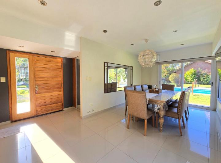 Casa · 280m² · 5 Ambientes · 4 Cocheras