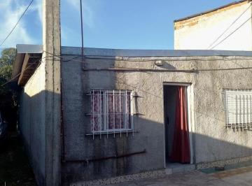 Casa · 80m² · 3 Ambientes · 2 Cocheras · Casa de 2 Amb en Merlo C/patio