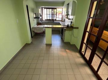 Casa · 215m² · 6 Ambientes · 1 Cochera · 127 Entre 2 y 3
