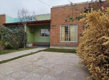 Casa · 84m² · 3 Ambientes · 1 Cochera · PH en Plottier