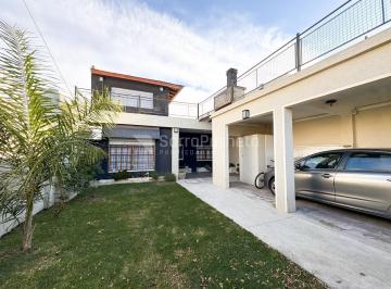 Casa · 168m² · 3 Ambientes · 1 Cochera · Venta Casa 3 Ambientes con Quincho, Terraza y Cochera en Morón.