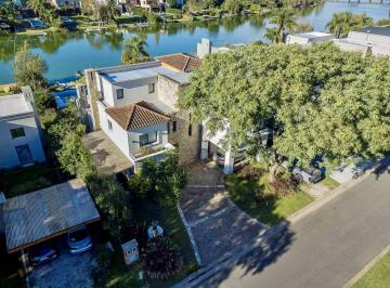 Casa · 455m² · 6 Ambientes · 4 Cocheras · Excelente Casa Al Lago en El Barrio de Santa Barbara