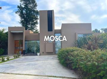 Casa · 200m² · 5 Ambientes · 2 Cocheras · Casa en La Cesarina con Pileta