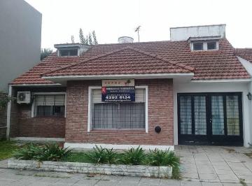 Casa de 5 ambientes, Almirante Brown · Chalet de Tres Dorm. Sobre Lote de 10 X 28 m